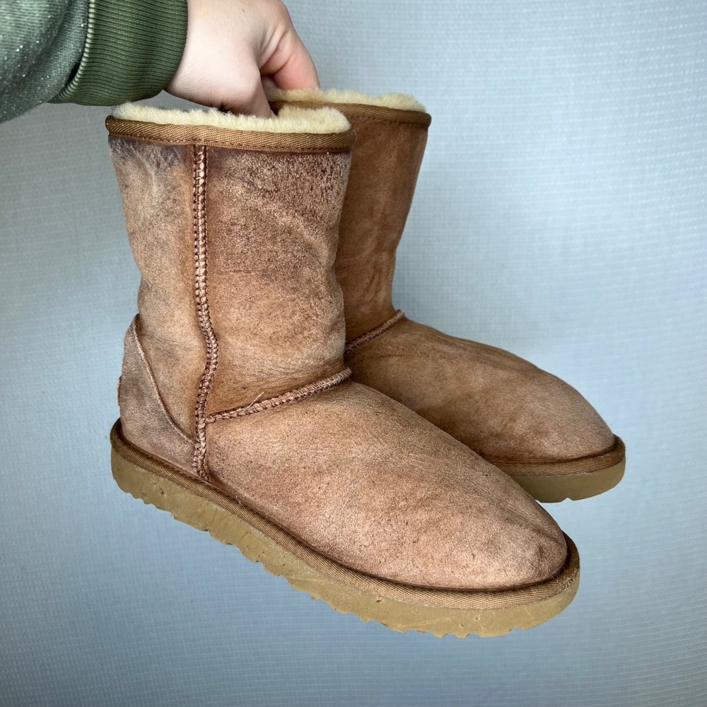 UGG Classic Short Chestnut Suede Sheepskin Boots Womens‎ Size 9 5825